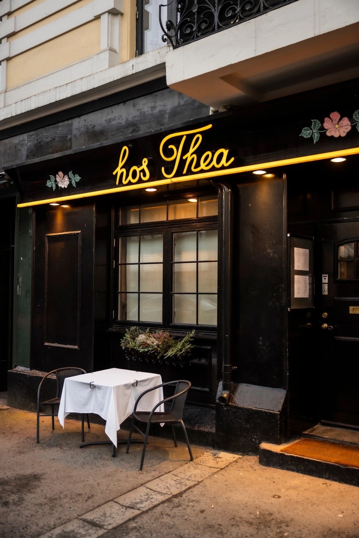Hos Thea er en gourmetrestaurant på Skillebekk i Oslo. Hos Thea har mottatt flere matpriser, og har fått gode anmeldelser i de største norske avisene. Galleribilde