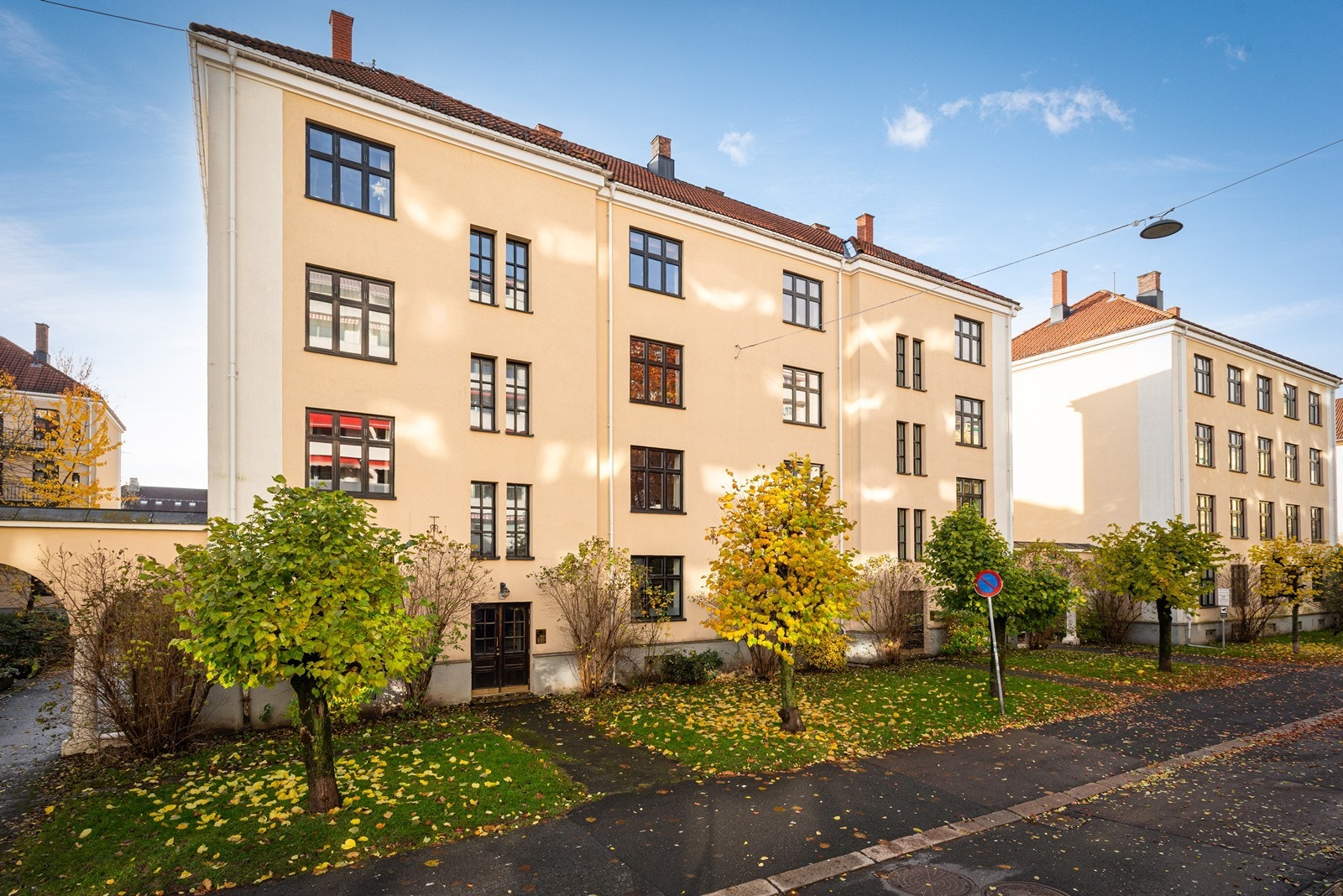 Her bor du idyllisk til med brede gater, grøntarealer foran byggene og lite trafikk. Galleribilde