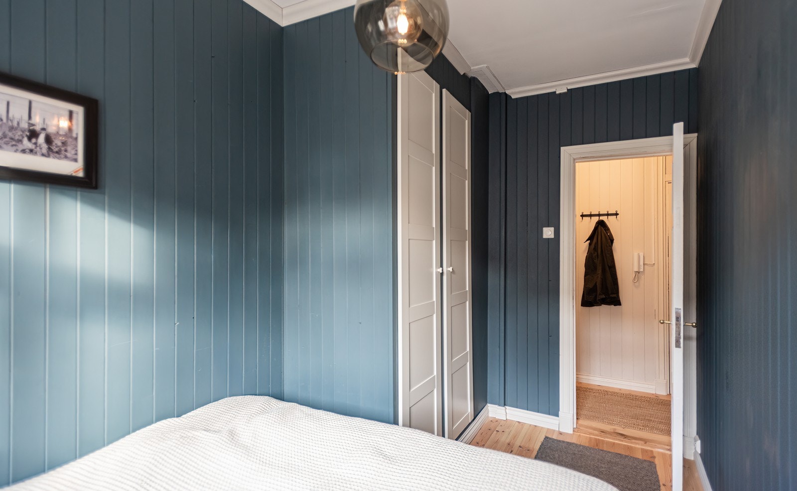 Soverommet vender ut mot bakhagen. Galleribilde