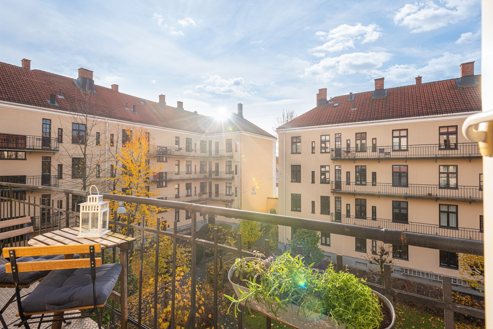 Leiligheten ligger i byggets 3.etasje med hyggelig utsyn mot grønn og frodig bakhage. Galleribilde