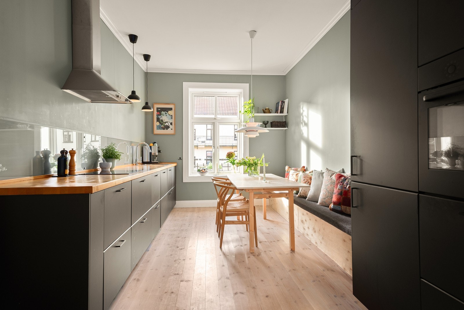 Leiligheten er moderne med lekre materialvalg og oppleves lys og romslig. Galleribilde