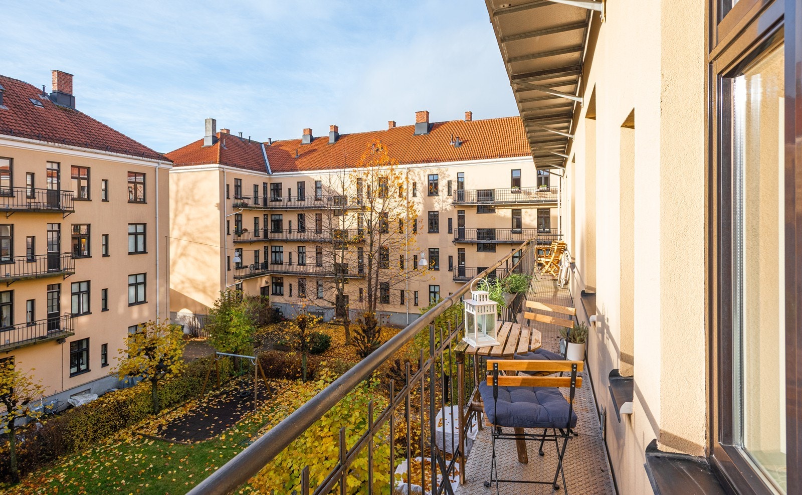Tilgang til solrik brannbalkong med hyggelig utsyn mot skjermet og frodig bakhage. Galleribilde