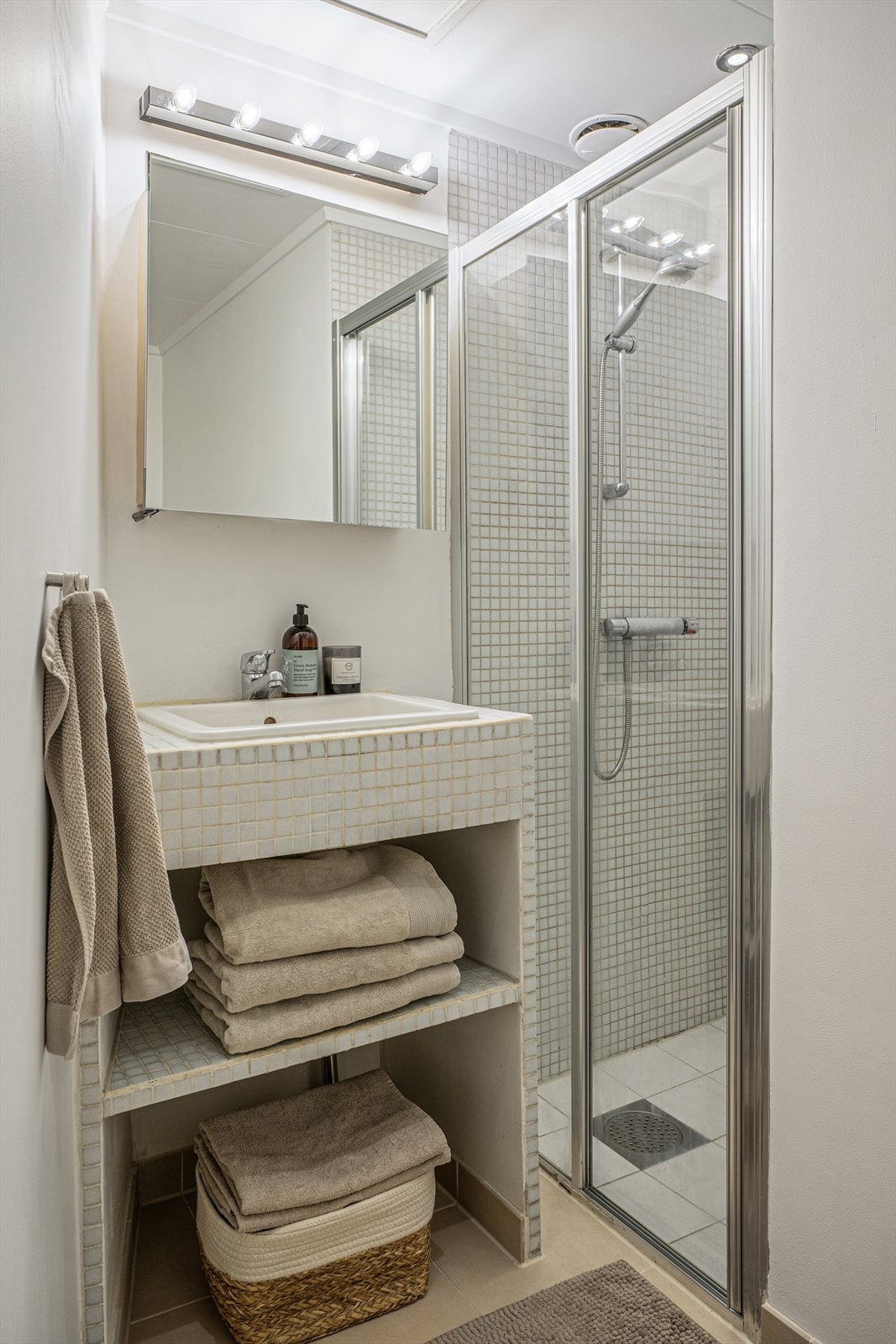 Lyst flislagt bad. Galleribilde