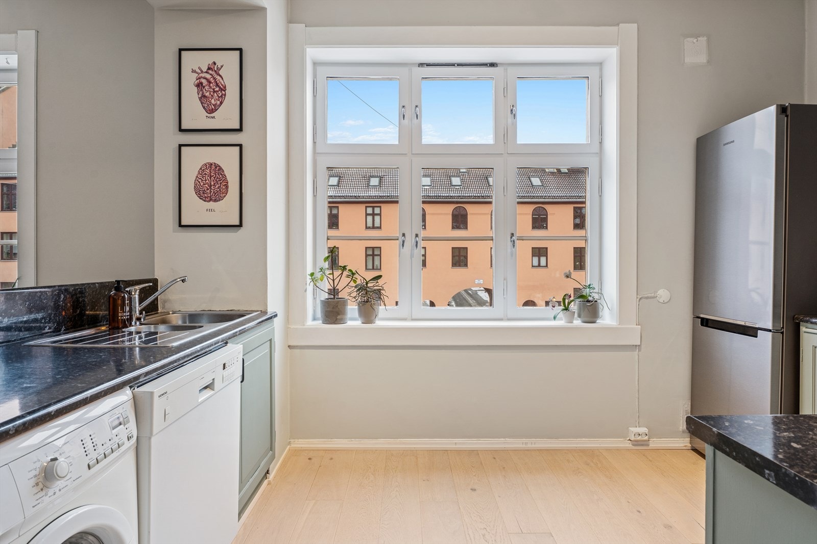 Gode vindusflater som slipper inn rikelig med naturlig arbeidslys på kjøkkenet. Galleribilde