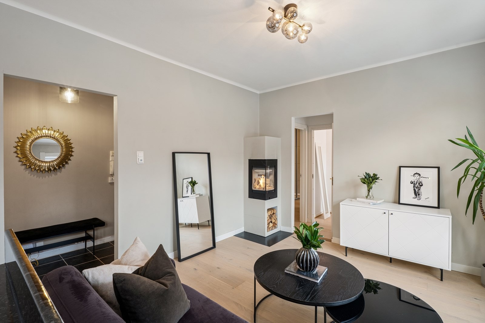 Stuen er av god størrelse med plass til diverse møblement. Her har du også moderne peis til kalde vinterdager. Galleribilde