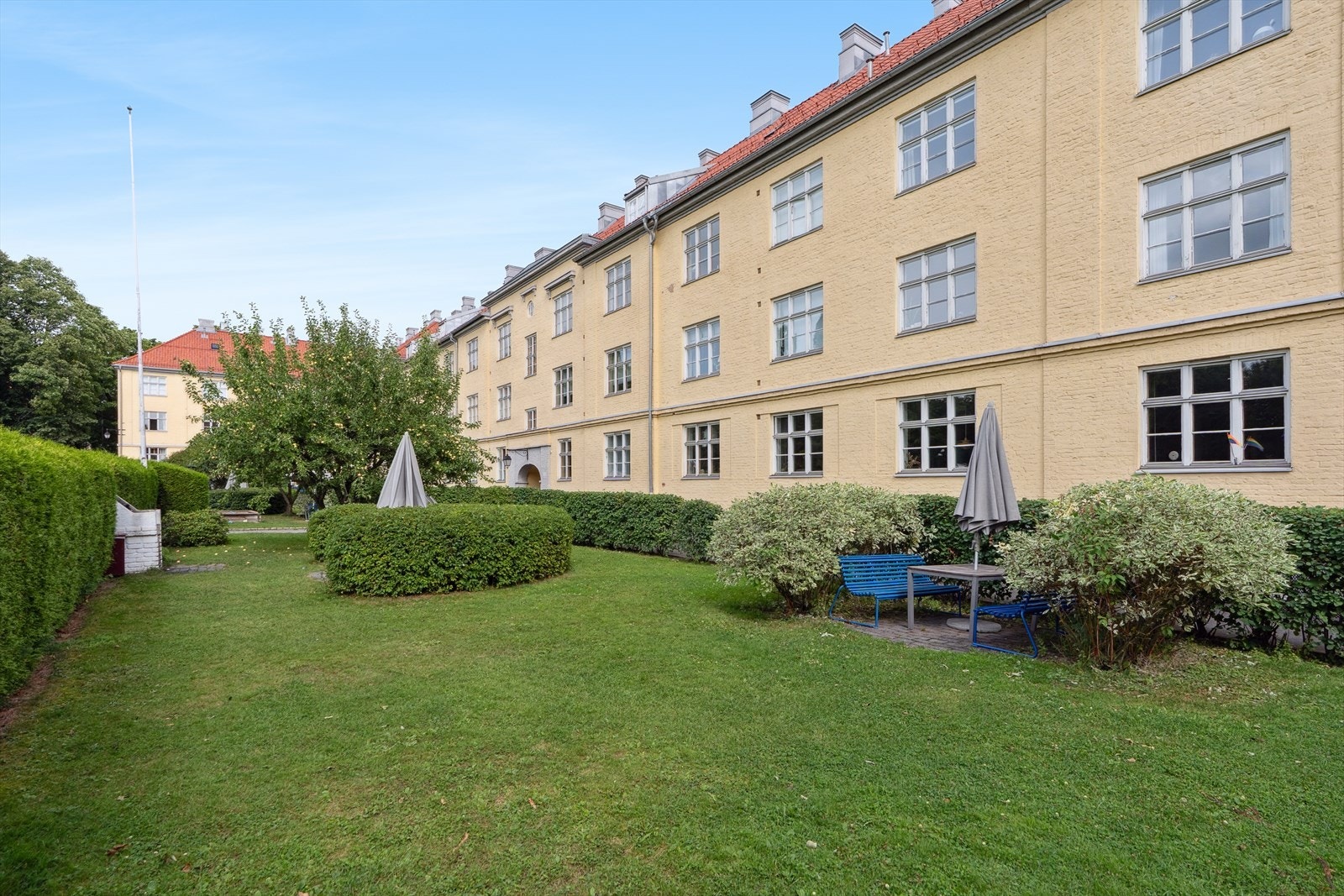 Sameiet har en idyllisk bakgård med sitteplasser, lekeapparater og grillmuligheter. Galleribilde