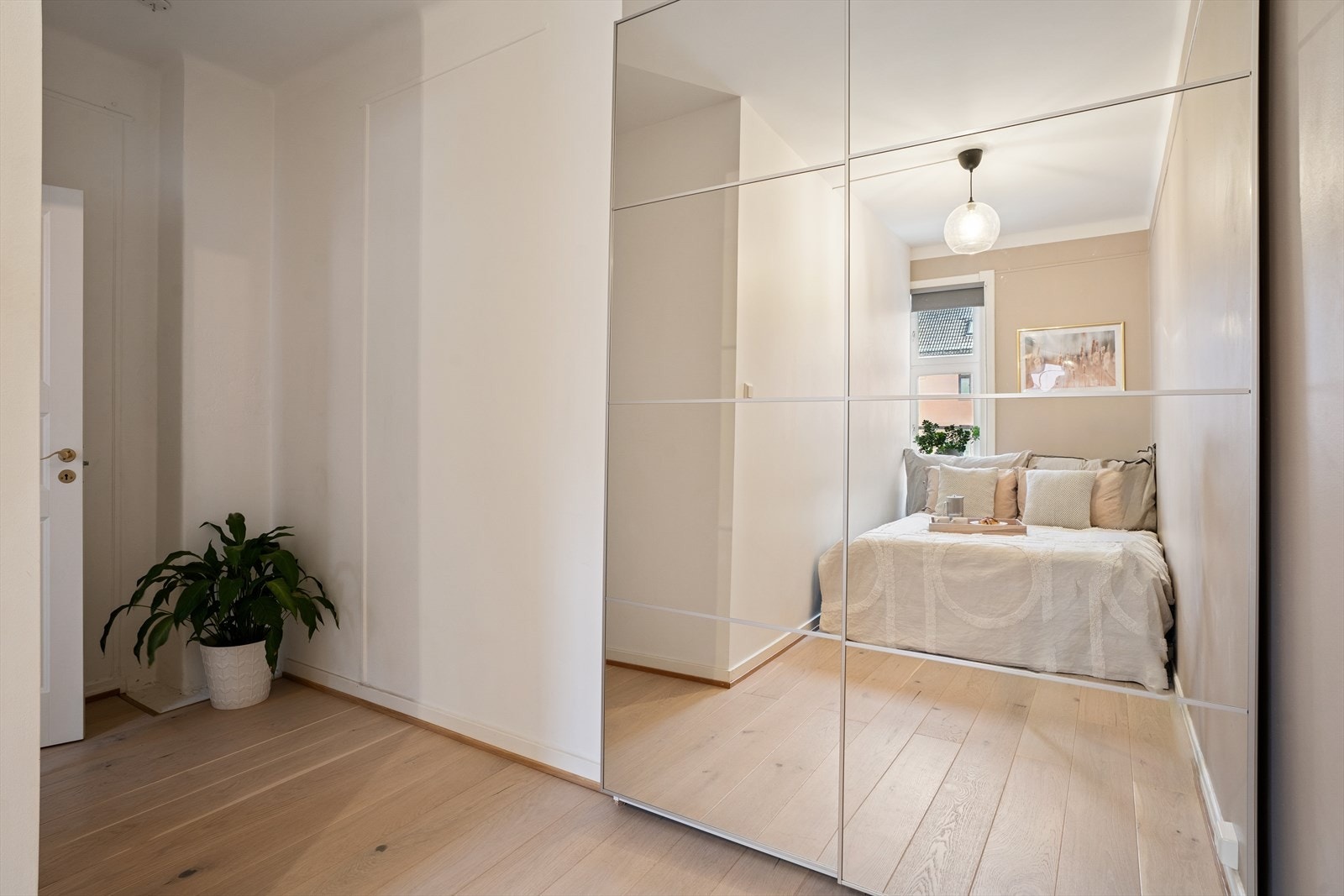 Lyst og delikat soverom med plass til dobbeltseng og garderobeskap. Galleribilde