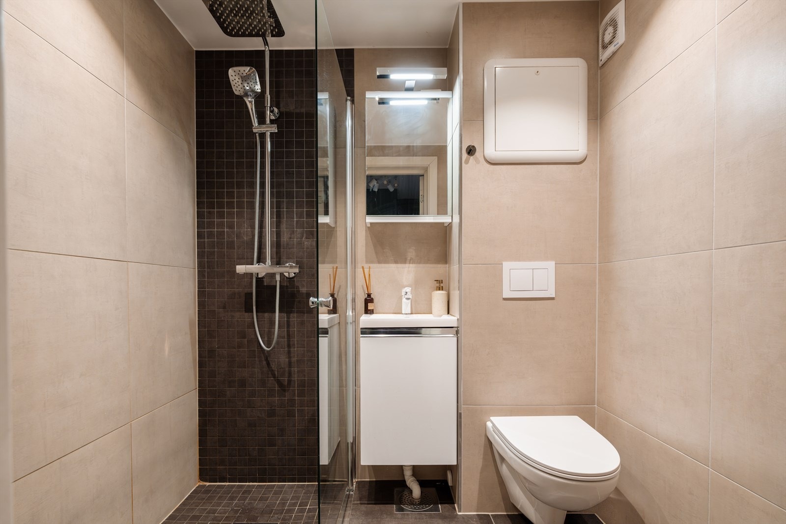 Moderne baderom pusset opp i 2019. Det er selvsagt varme i gulvet og god oppbevaringsplass i både servantskap og speilskap. Galleribilde