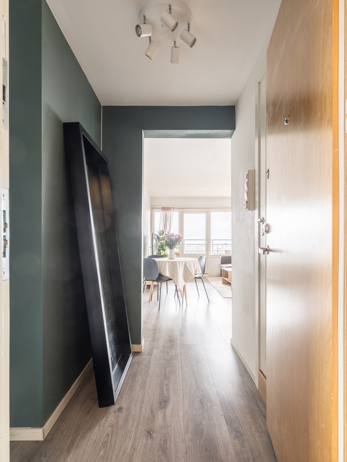 Velkommen hjem! Til venstre er det nisje for oppheng av både yttertøy og sko. Galleribilde