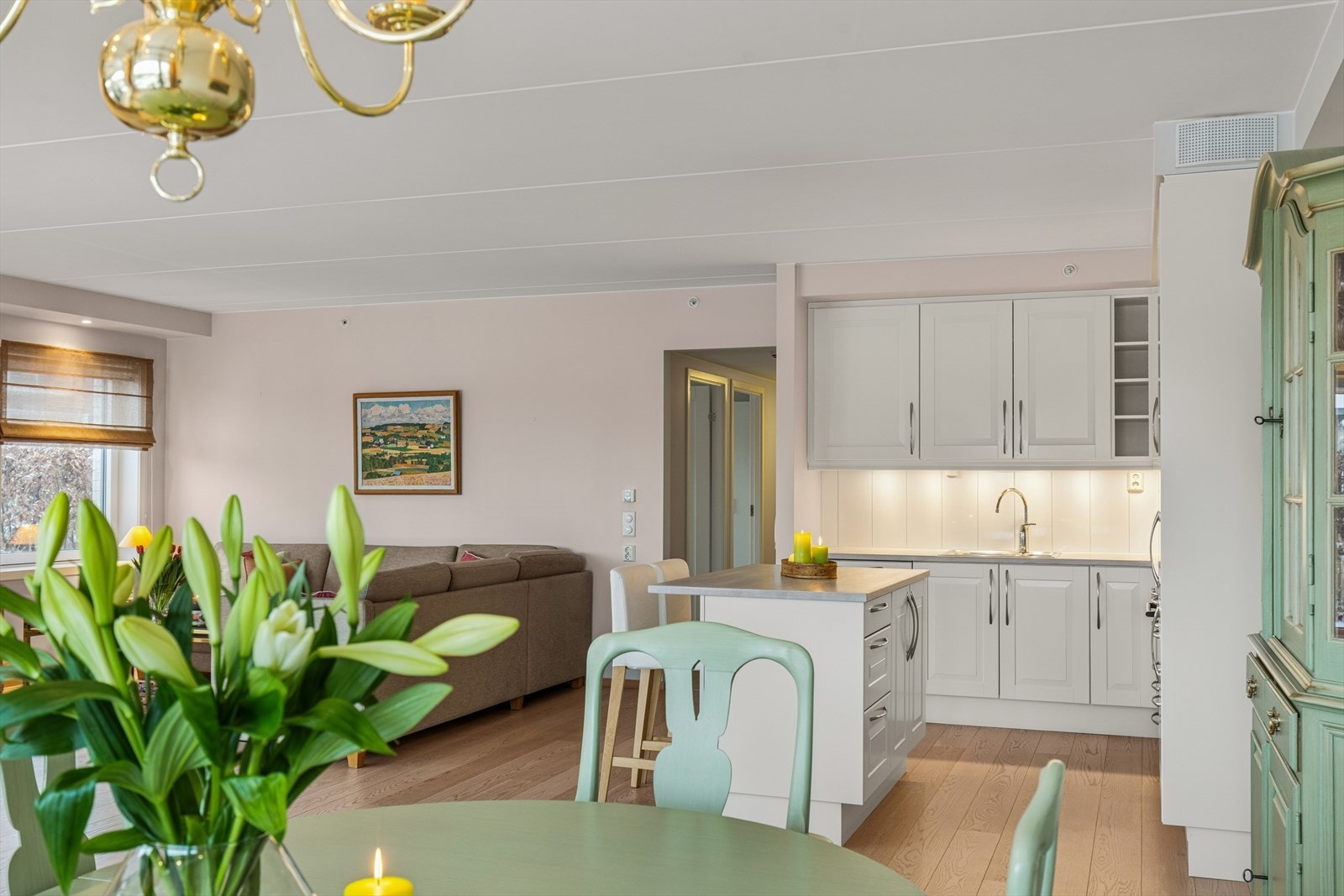 Lyst og innbydende kjøkken i åpen løsning mot stuen. Galleribilde