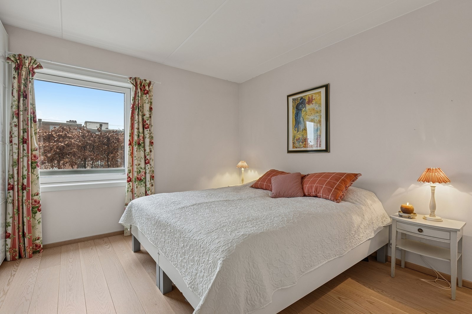 Lyst hovedsoverom med skyvedørsgarderobe og god plass til stor seng. Galleribilde