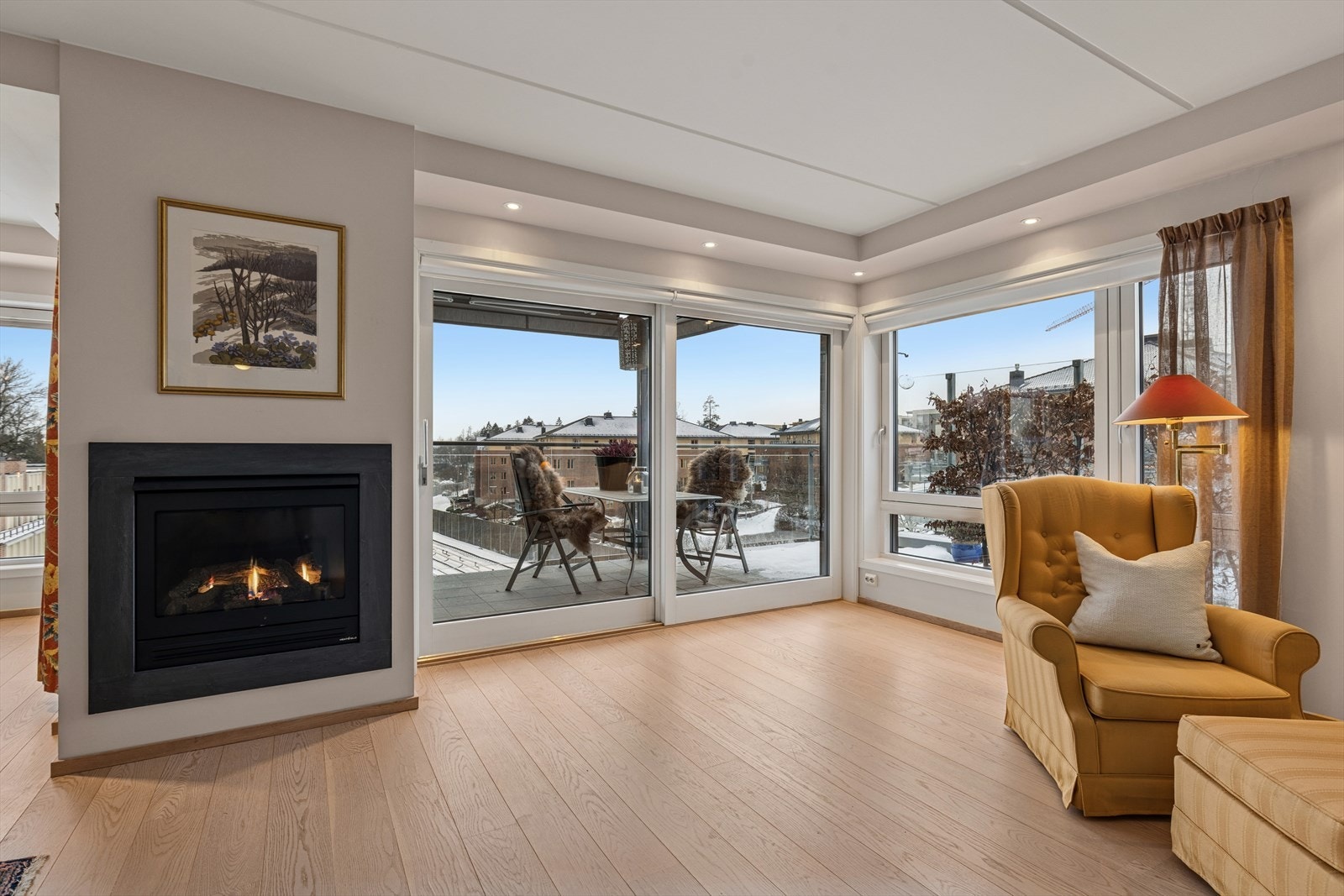 Lys stue med store vindusflater og gasspeis. Galleribilde