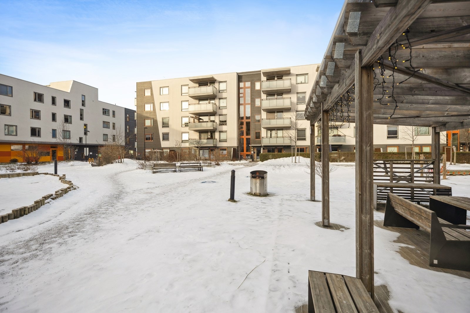 Fellesarealer med lekestativ for de minste og flere sittegrupper. Galleribilde