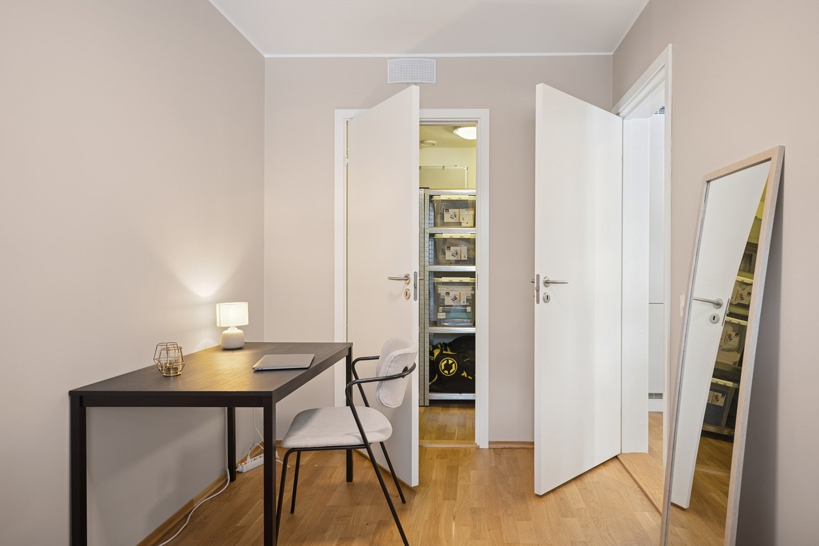 Tilknyttet rommet er det en innvendig bod som med enkle grep kan bygges om til praktisk walk-in-closet. Galleribilde