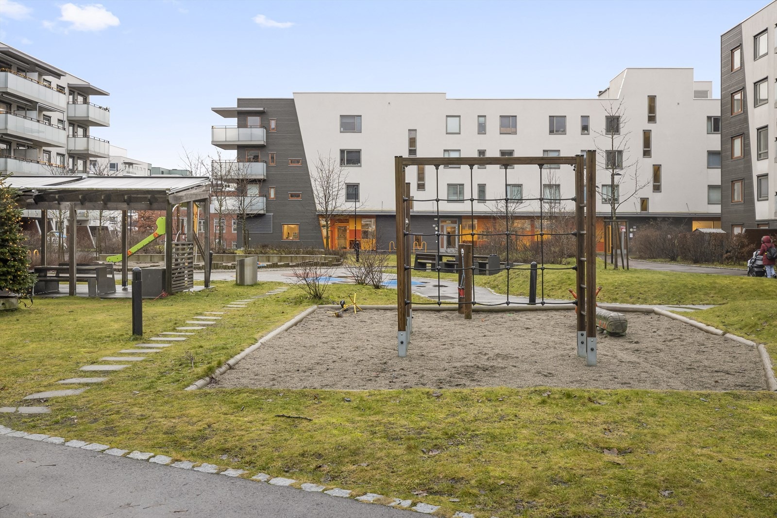 Felles bakgård. Galleribilde