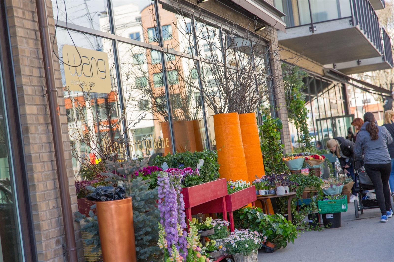 Nærområdet har mye å by på med bla. kafeer, blomstebutikker, treningsenter og andre butikker. Galleribilde