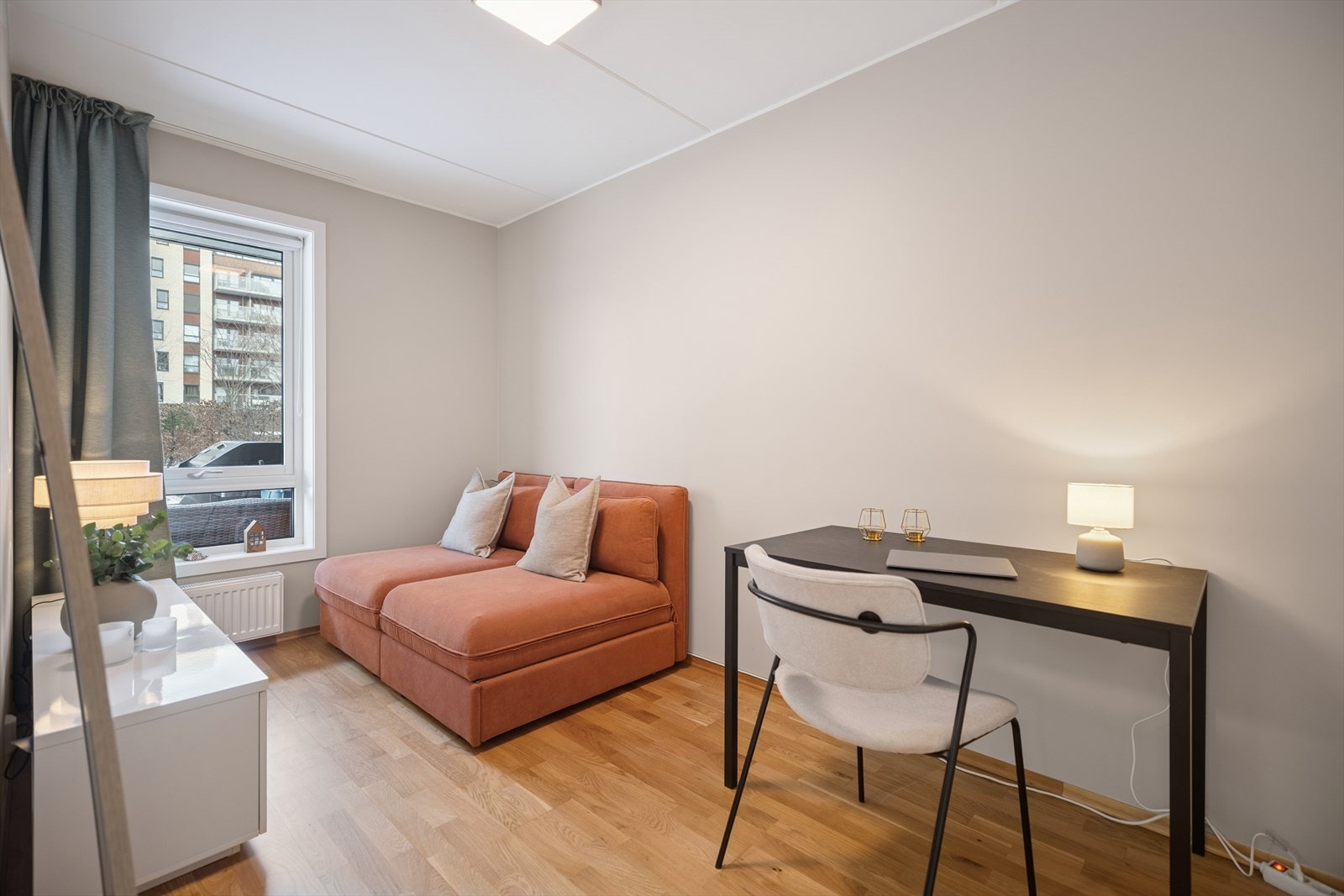 Leilighetens andre soverom egner seg godt som barnerom, gjesterom eller kontor - innred etter eget ønske og behov. Galleribilde