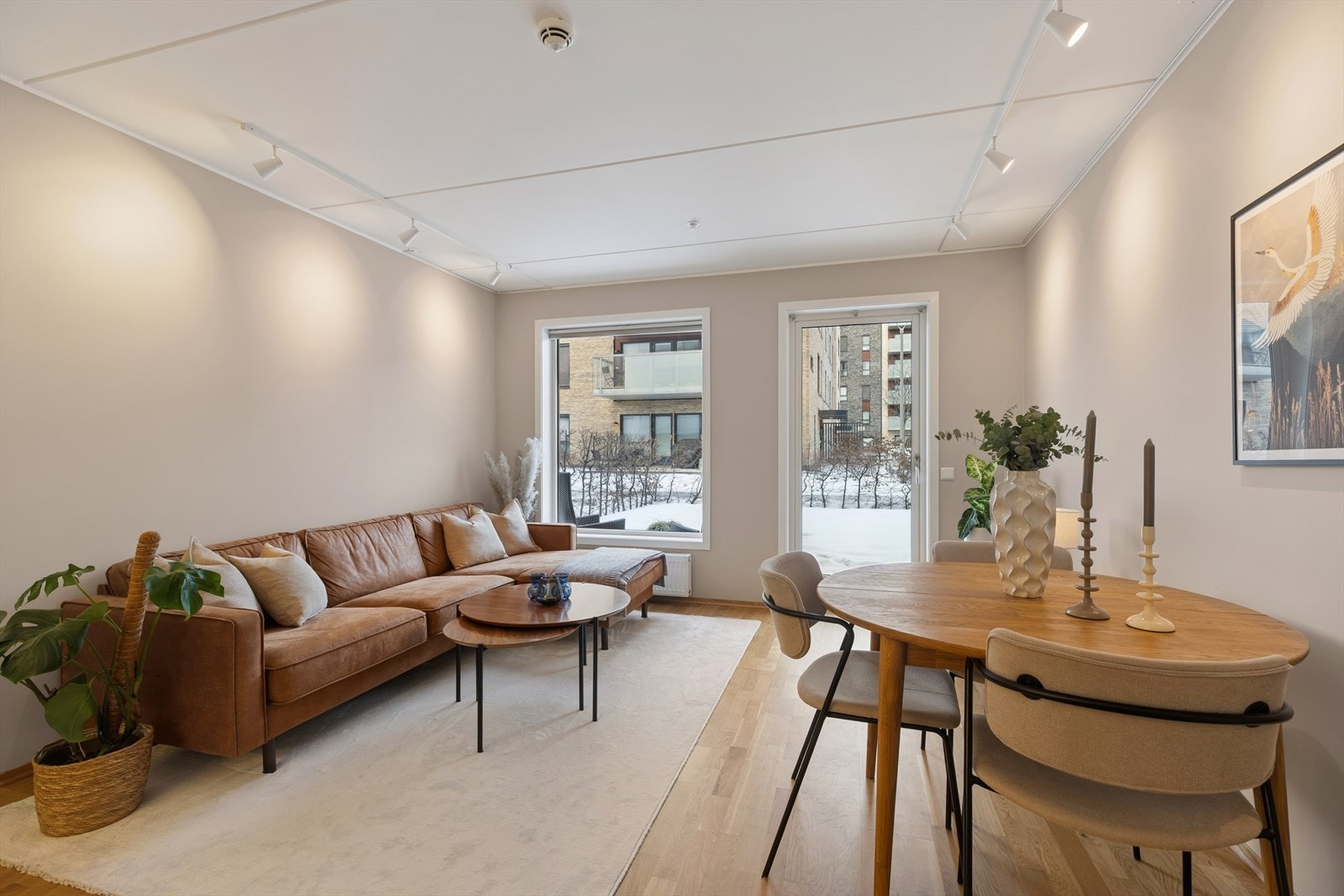 Store vindusflater som slipper inn rikelig med dagslys. Galleribilde