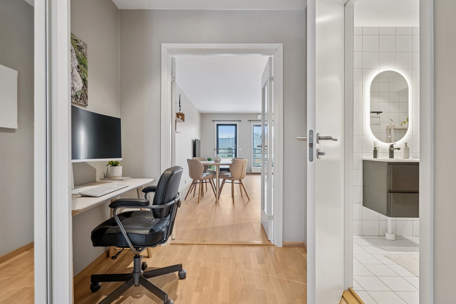 Gangen har plass til kontor og har fløydører med glass inn til stue/kjøkken. Galleribilde