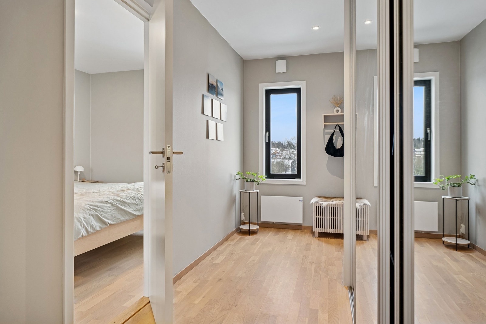 Romslig gang med skyvedørsgarderobe innstallert i 2025. Galleribilde