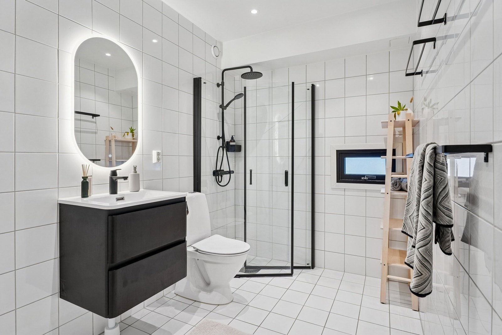 Bad med stor regndusj med innsvingbare dører, tørkeoppheng, moderne speil med dimbart lys og servant. Alt nyinnstallert i 2025. Opplegg for vaskemaskin. Galleribilde