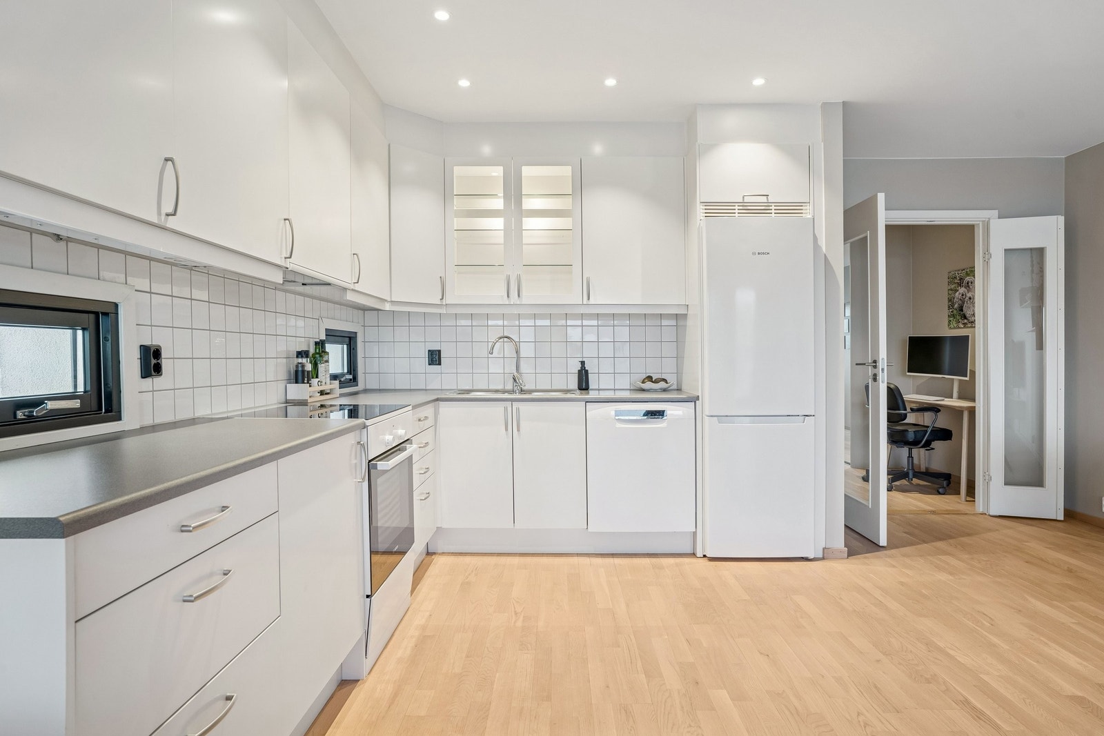 Praktiske vinduer på kjøkkenet. Nye hvitevarer fra 2024 og 2025 følger med på kjøpet. Galleribilde