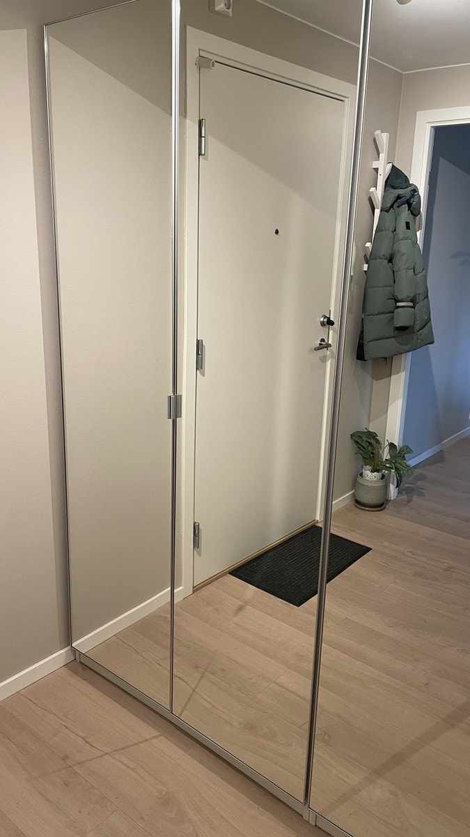 Fra gangen, med to store skap med glassdører. Galleribilde