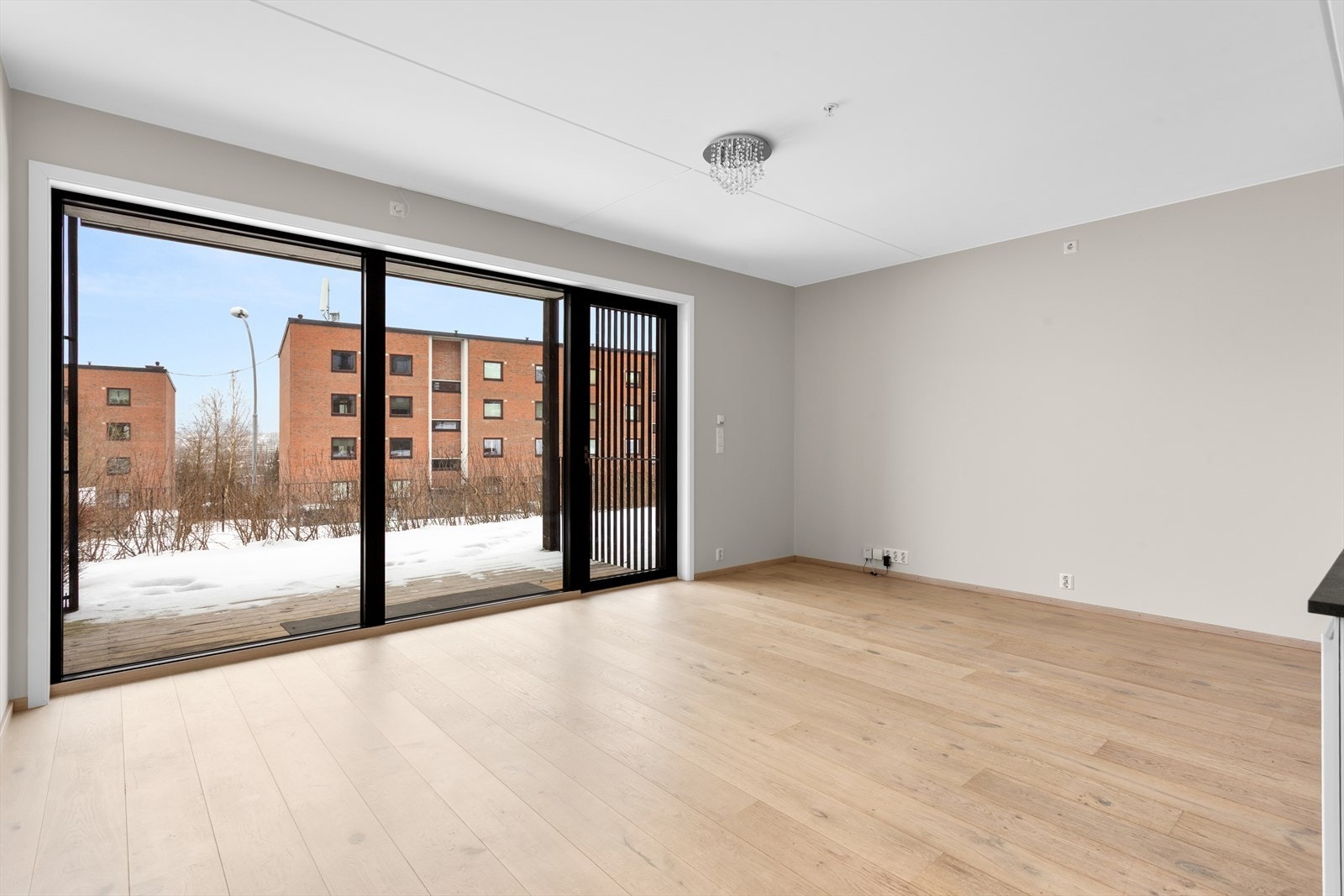 Store vindusflater i stue gir rikelig med naturlig lys. Galleribilde