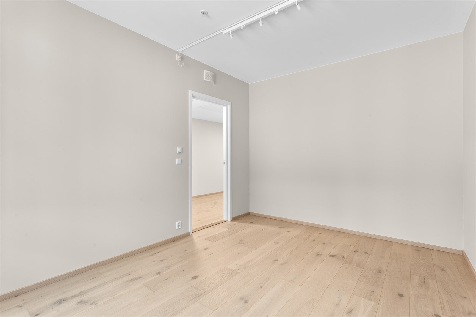 Soverom 1 - Luftig soverom med plass til dobbelseng og garderobeskap. Galleribilde