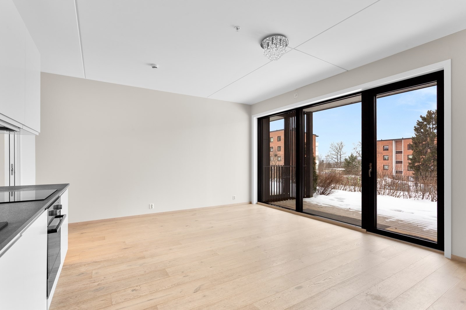 Romslig og lys stue med åpen kjøkkenløsning og gode møbleringsmuligheter. Galleribilde