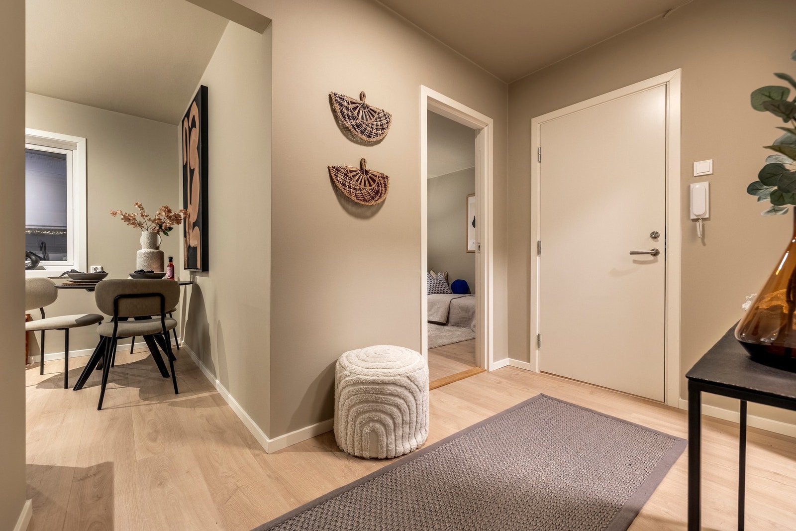 Entréen gir et godt førsteinntrykk av leiligheten med vegger malt i moderne fargetoner og laminatgulv. Galleribilde