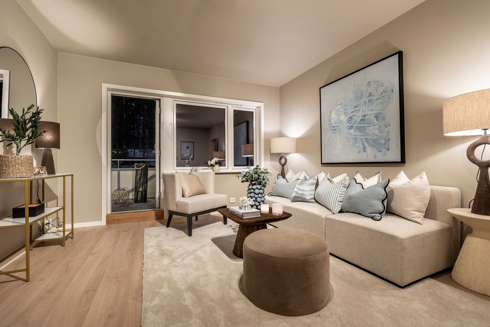 Veggene er malt i moderne, tidsriktige farger og gulvet er belagt med laminat. Galleribilde