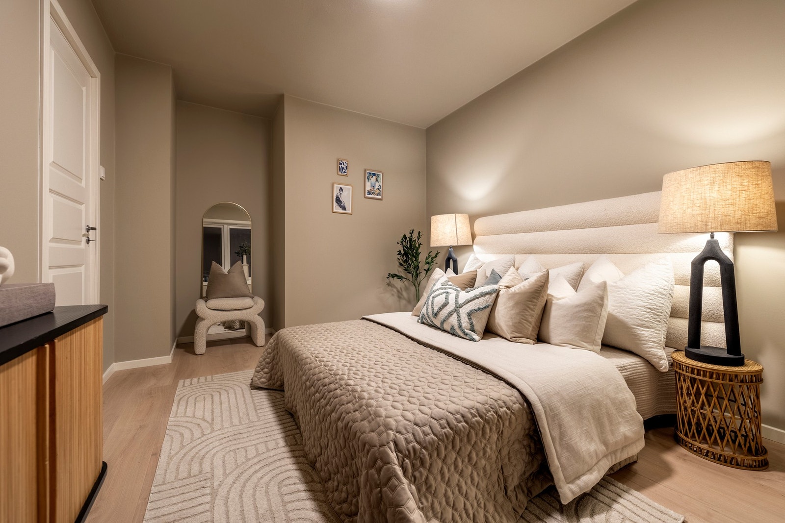 Begge soverommene er holdt i behagelige fargetoner som skaper en god og lun atmosfære. Galleribilde