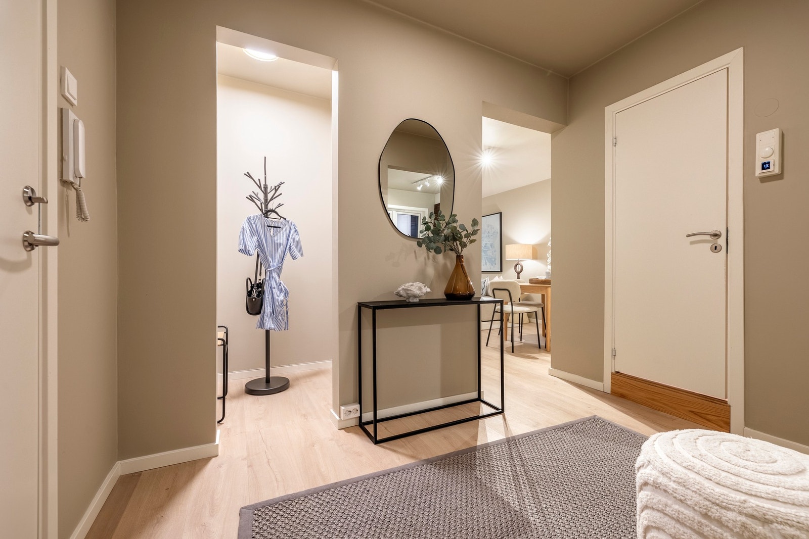 Videre fra entréen er det inngang til garderoberom med god plass til oppbevaring av yttertøy, sko og annet utstyr. Galleribilde