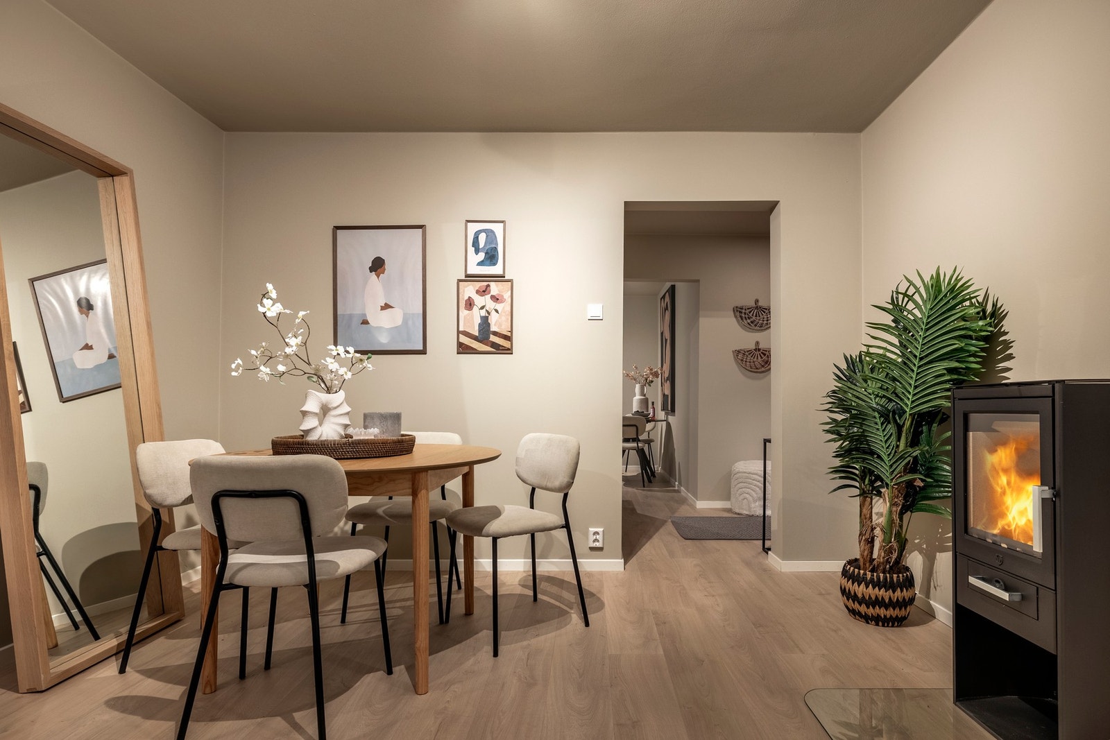 En nyere frittstående vedovn med flammeinnsyn bidrar til ekstra varme og hygge på kjølige dager. Galleribilde