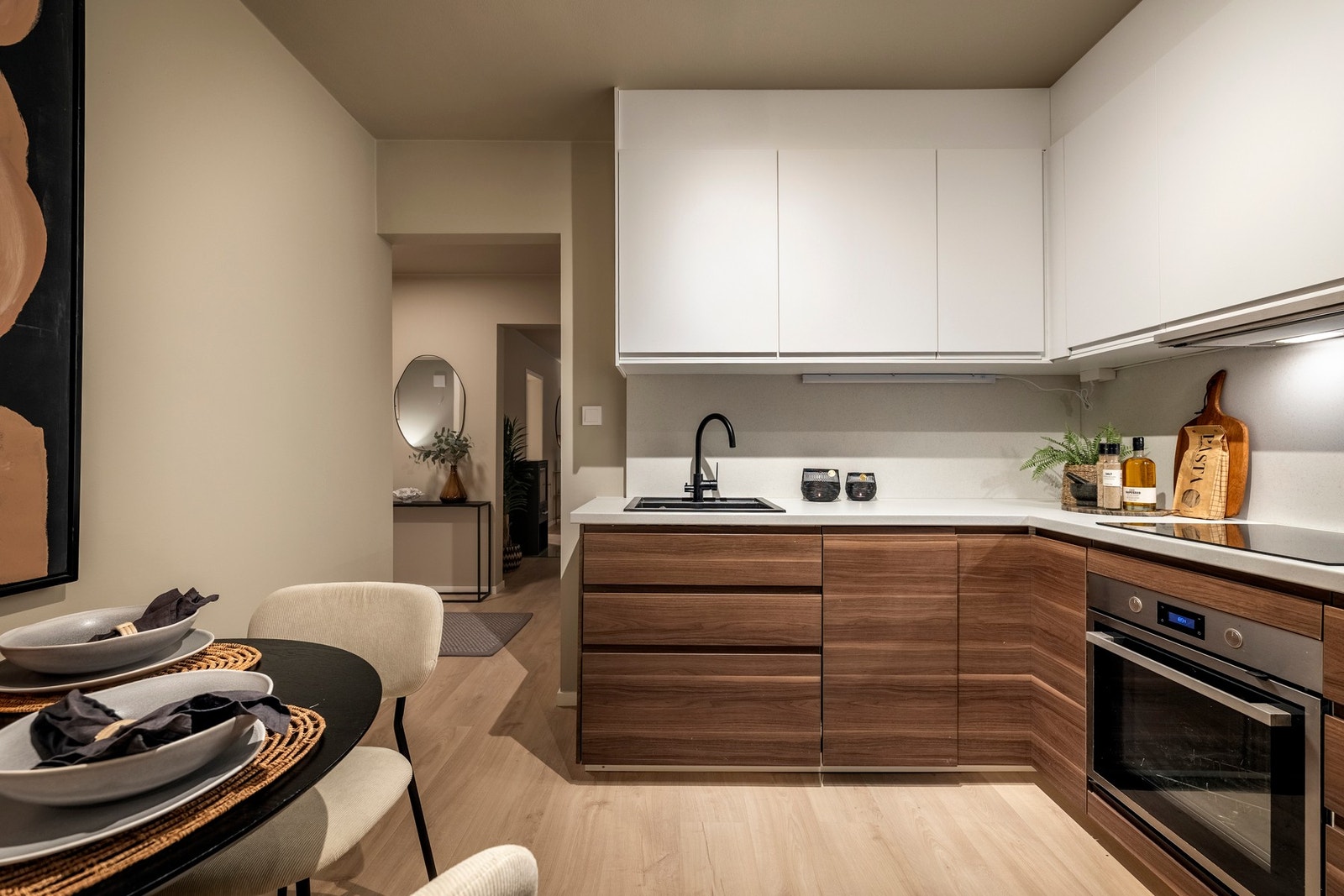 Kjøkkenet er utstyrt med integrerte hvitevarer som induksjonstopp. komfyr, oppvaskmaskin og kjøleskap med frysedel. Galleribilde