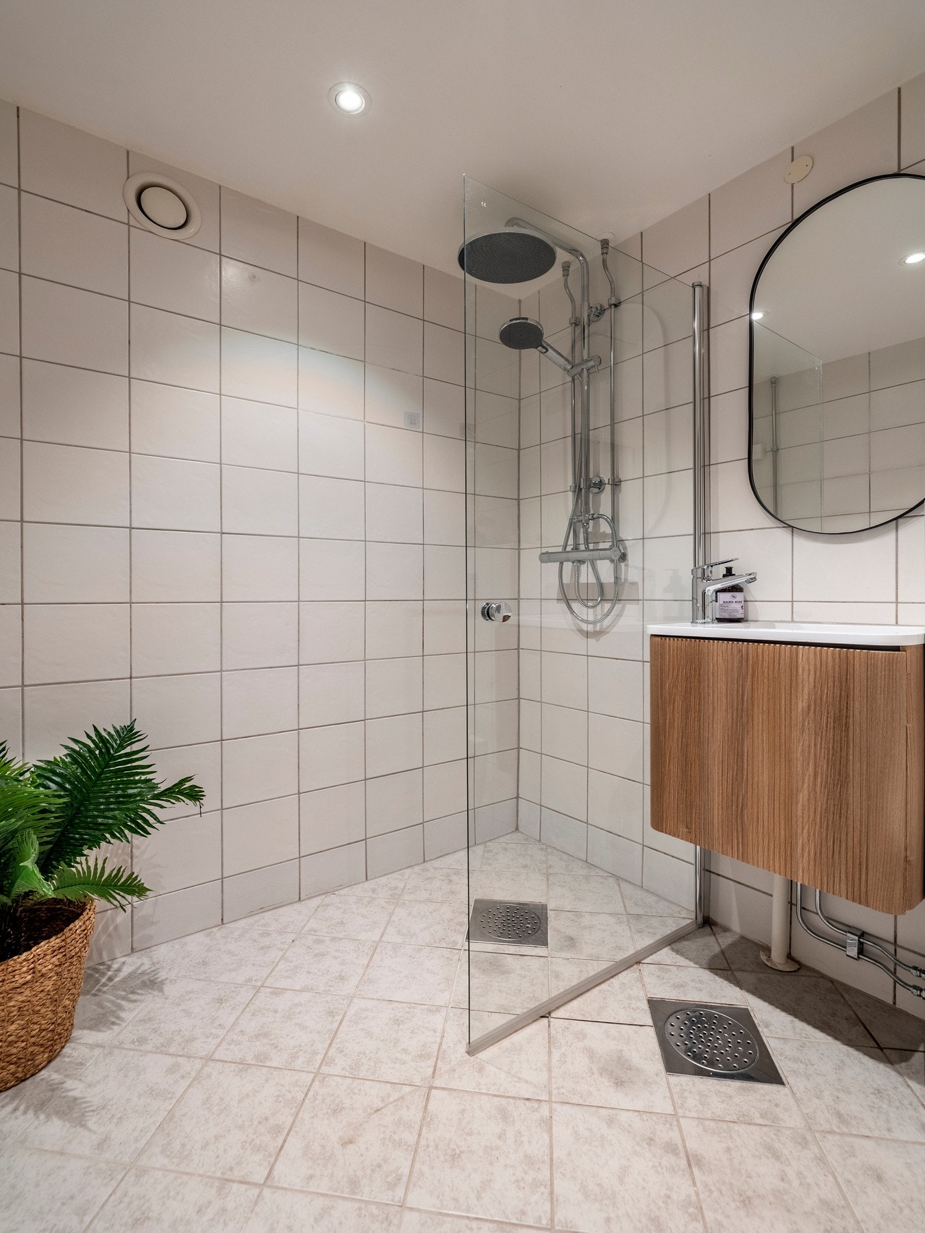 Badet ligger praktisk plassert i tilknytning til entréen og er utstyrt med flislagte vegger- og gulv, varmekabler og innfelt downlights. Galleribilde