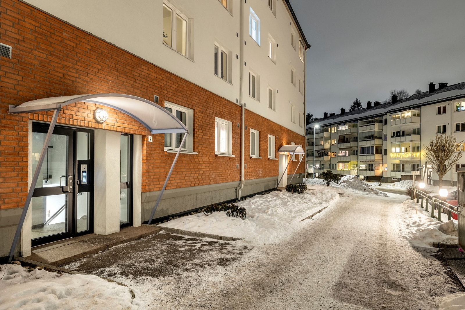 Ellers har borettslaget en pent opparbeidet tomt med gressplen- og grøntområder, beplantning, lekeplass og sittegrupper. Galleribilde