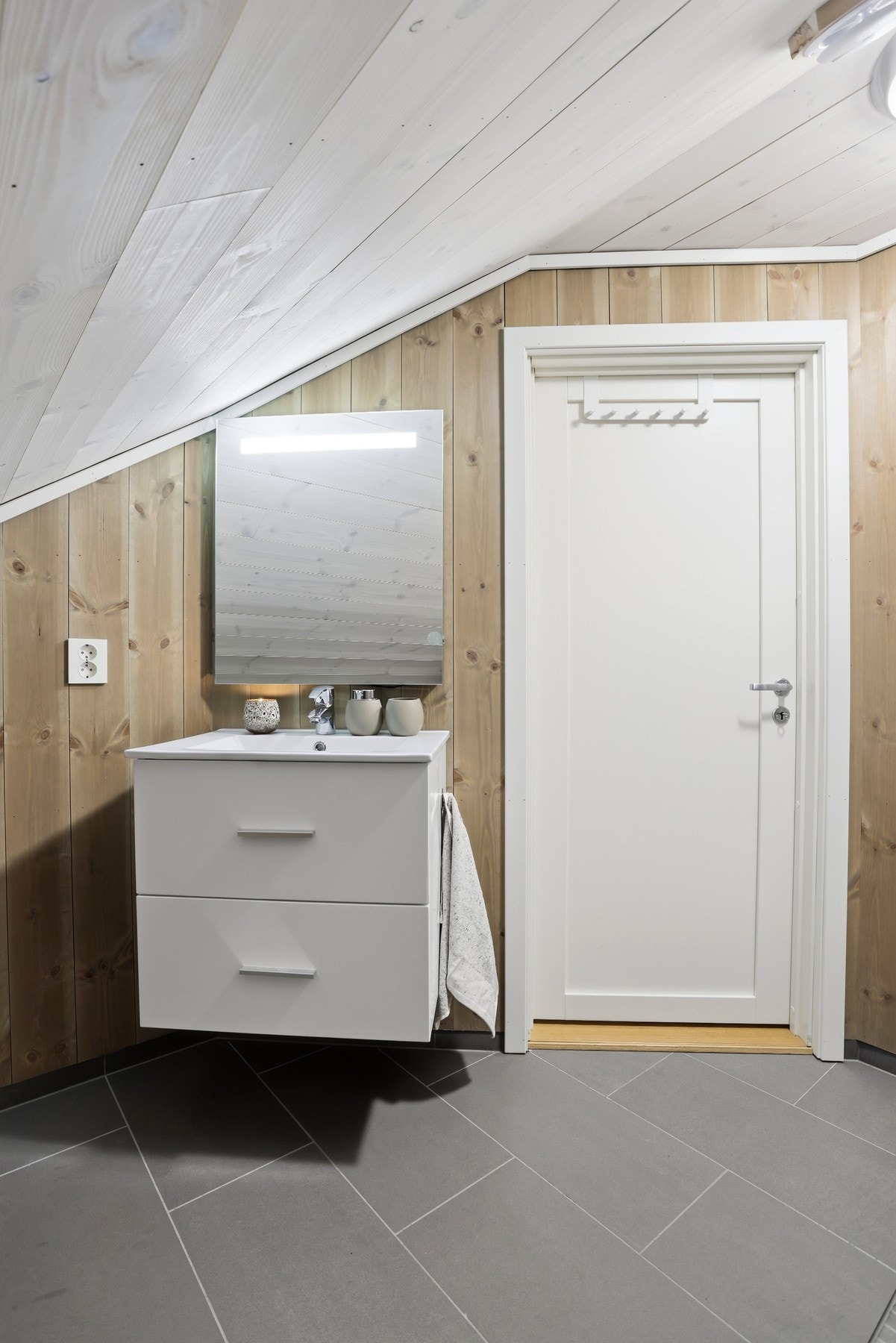 Baderom i 2.etasje med innredning med servant, vegghengt toalett og dusjkabinett Galleribilde