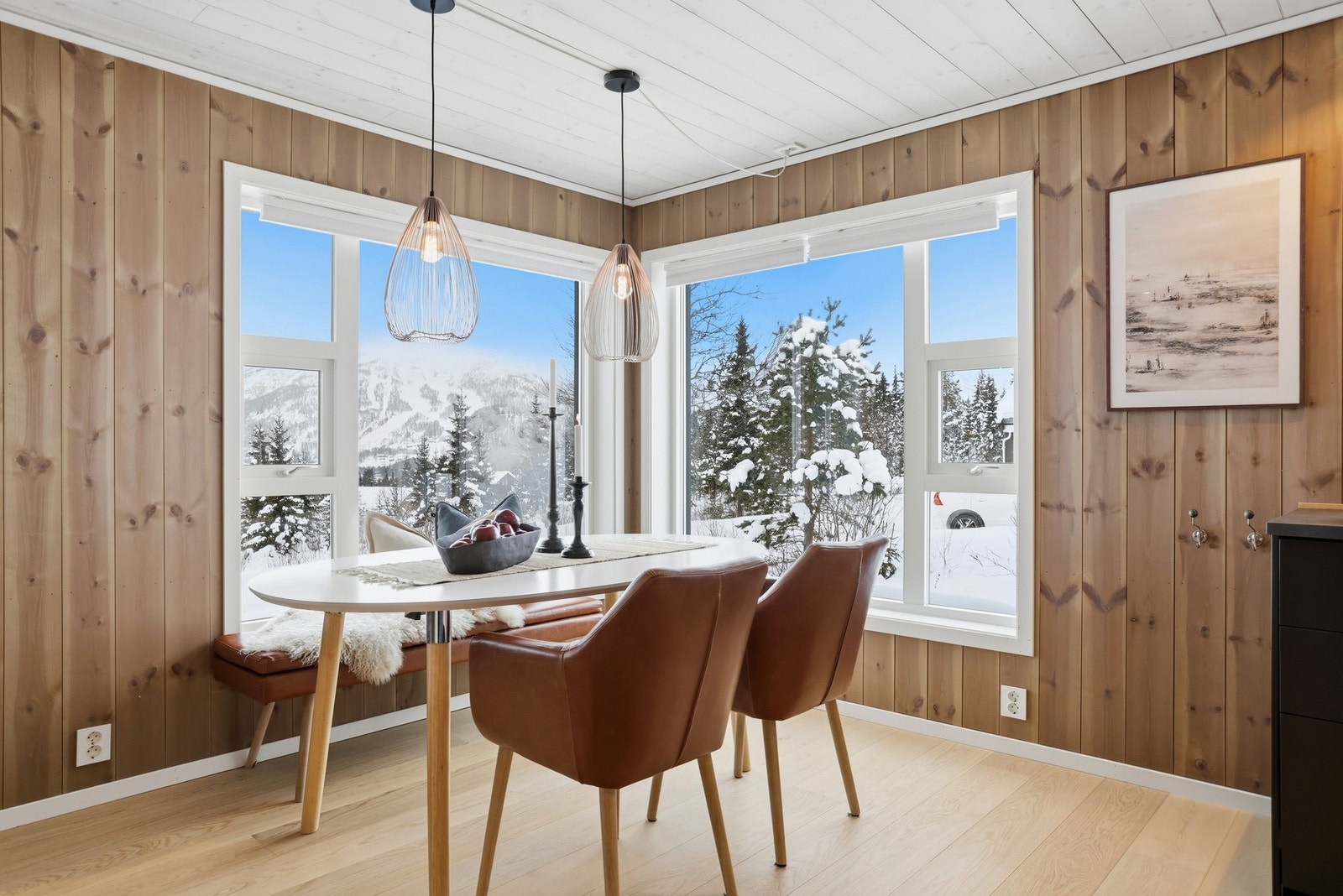 En svært hyggelig spiseplass med nydelig utsikt. Store vindusflater slipper også dagslyset inn Galleribilde