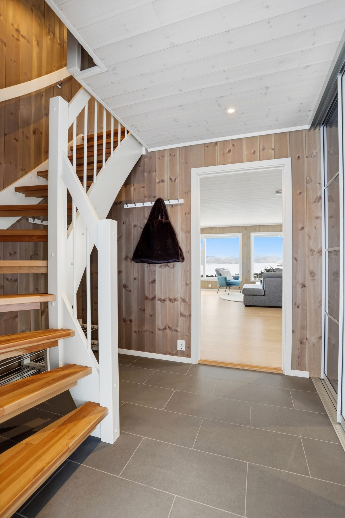Entréen innbydende og romslig med gode oppbevaringsmuligheter blant annet i skyvedørsgarderobe. Flislagt gulv med varmekabler Galleribilde