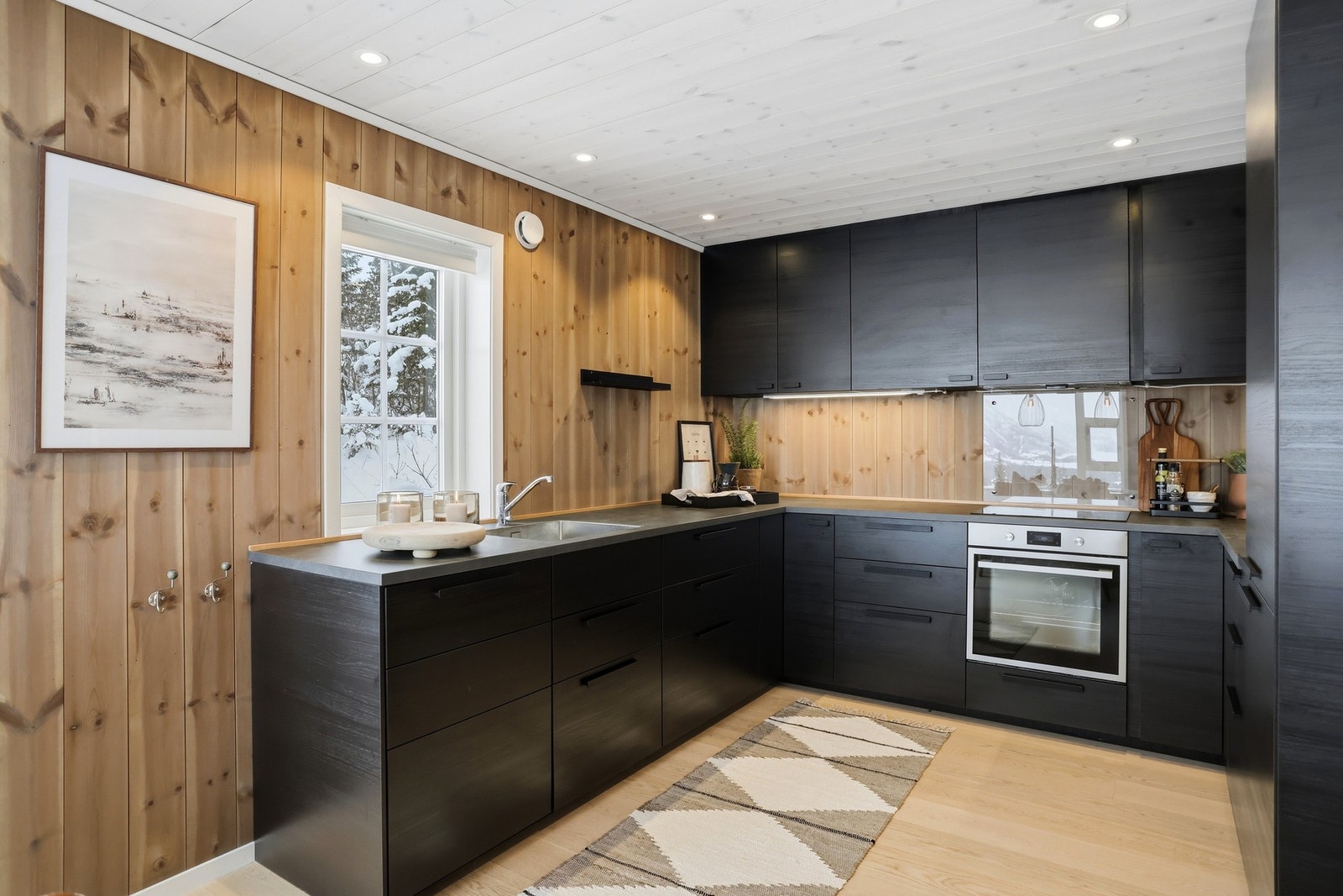 Flott kjøkken med sorte fronter. Godt med oppbevaringsplass i skuffer og skap, samt god benkeplass. Integrerte hvitevarer Galleribilde