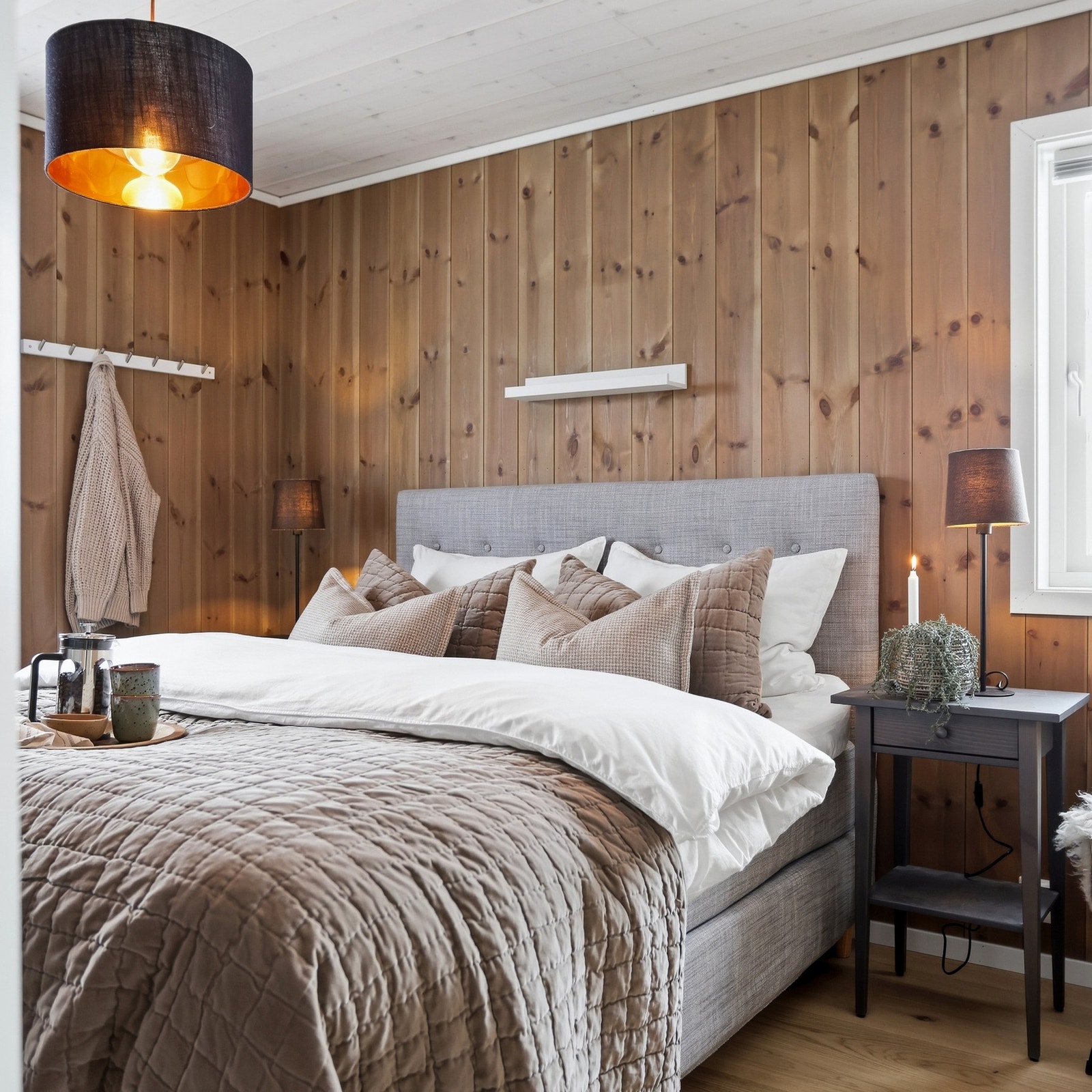 Hovedsoverom i 1.etasje. Hytta har 4 gode soverom - 2 i hver etasje Galleribilde