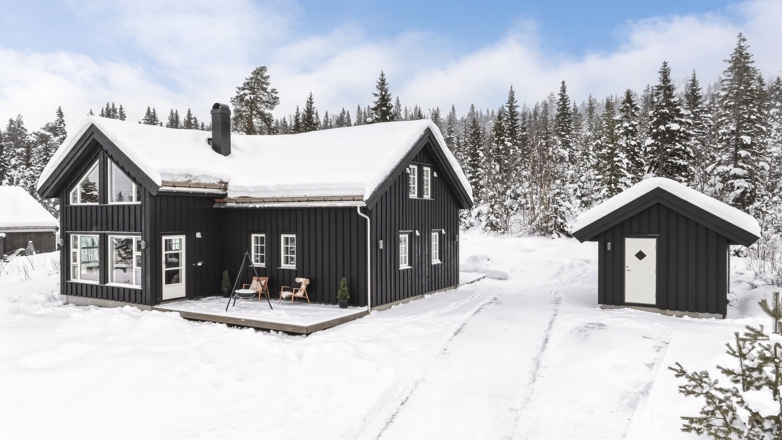 Fin tomt med hytte og frittliggende bod. Bilveg helt frem og parkering på egen tomt Galleribilde