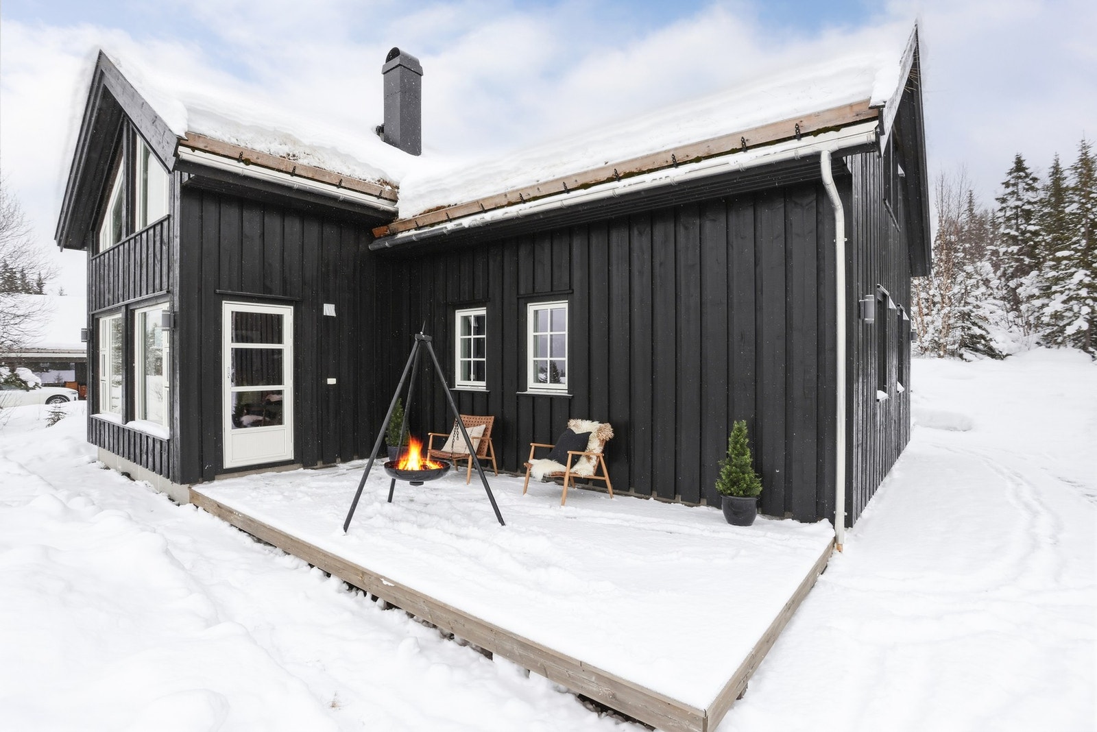 Uteområdene er pent opparbeidet med platting, grovplen og gruset tun Galleribilde