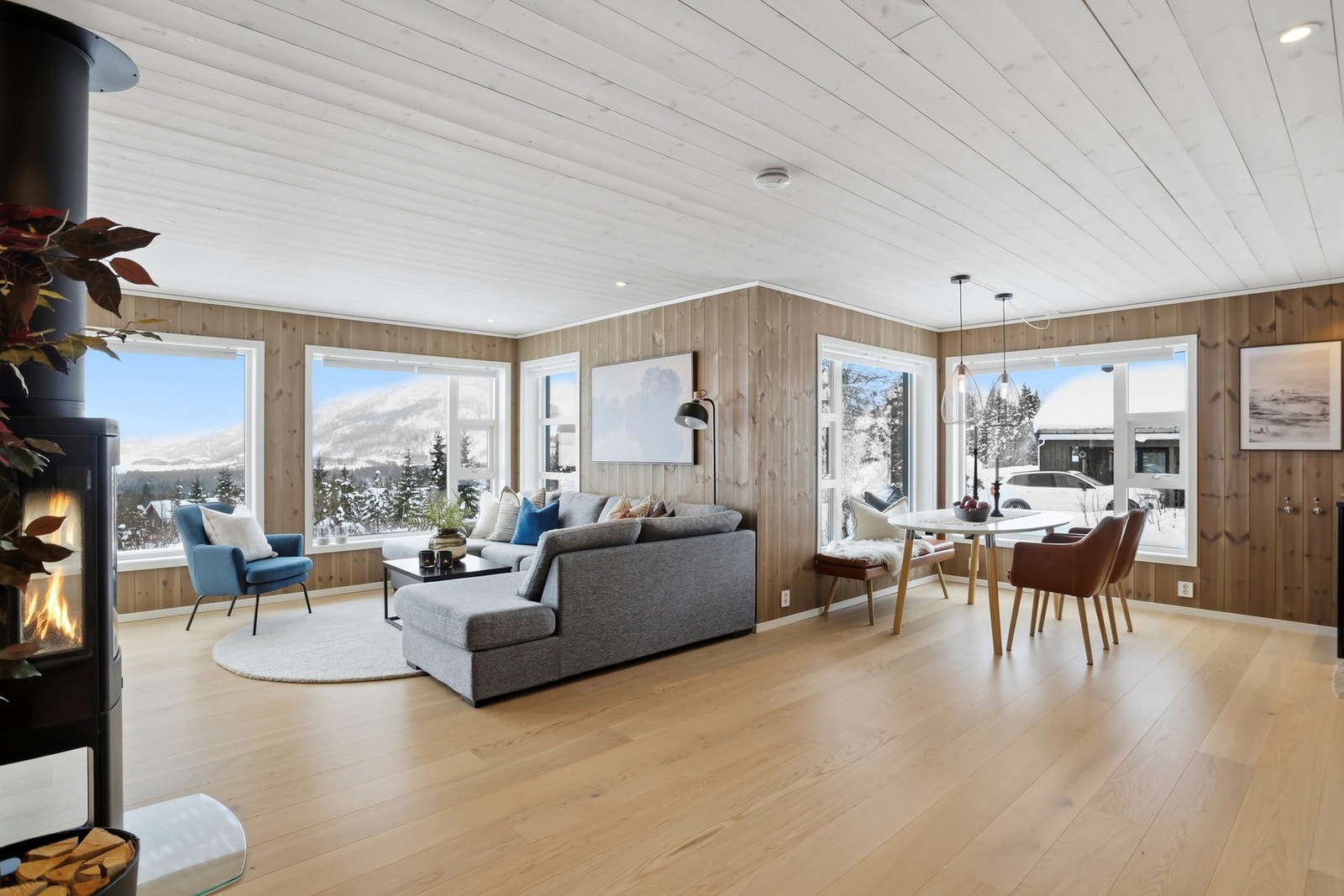 Stor stue og kjøkken i åpen løsning. En fin planløsning med naturlige soner for innredning av sofa- og spisegruppe Galleribilde