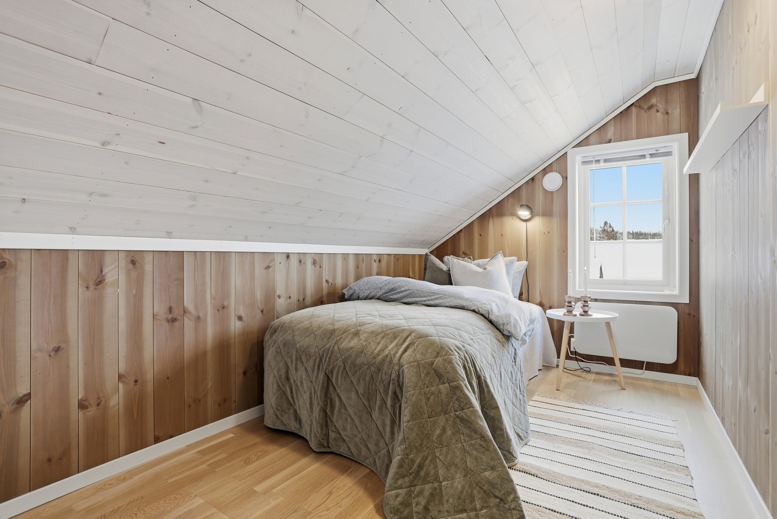 Soverom IV innredet med enkeltseng Galleribilde