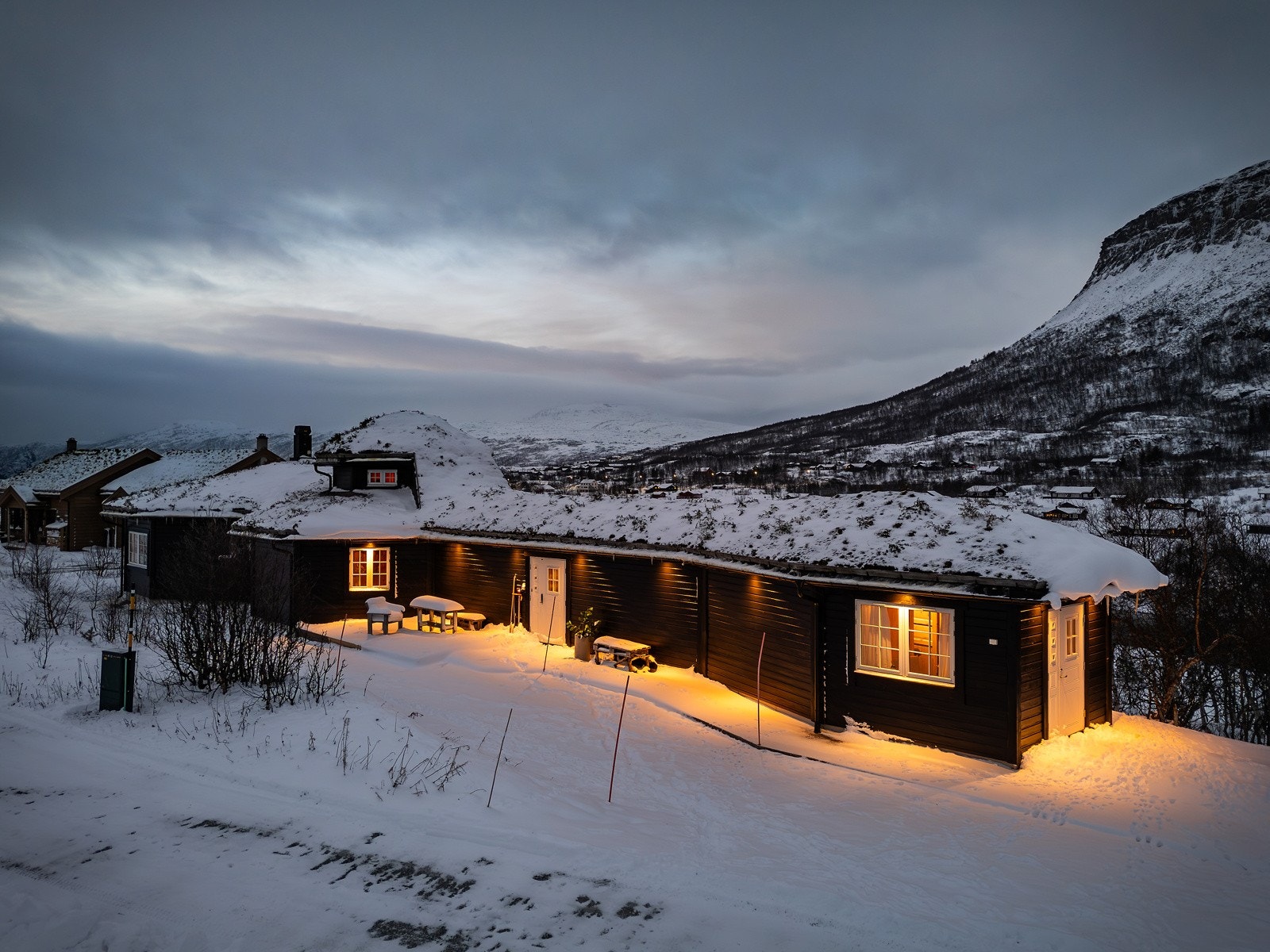 Hovedinngang - hytten har også bi-inngang helt til høyre i bildet, samt utgang til den magiske terrassen på andre siden Galleribilde