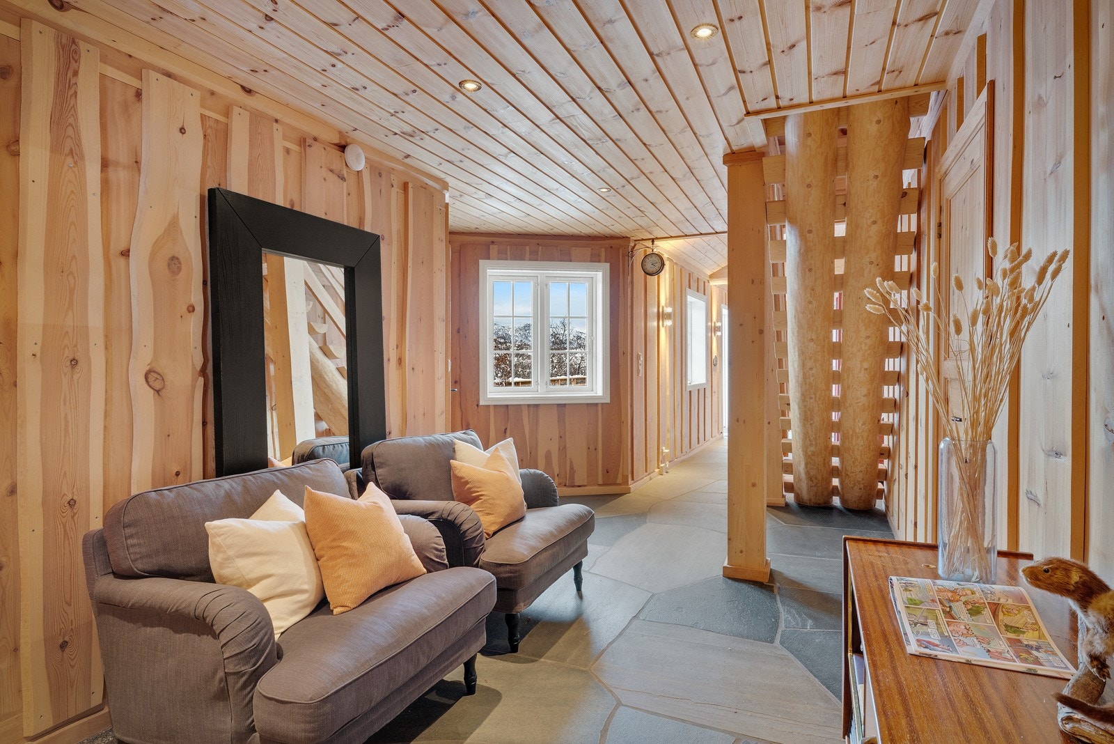 I gangen møtes du av et lekkert skifergulv og sjarmfulle plassbygde garderobeskap som sørger for et godt førsteinntrykk. Galleribilde