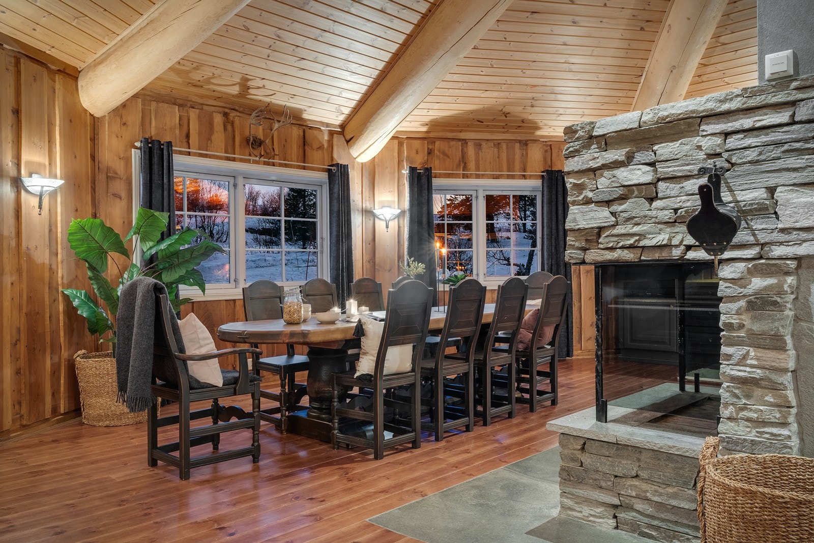 Det romslige oppholdrommet på 78,6 kvm har godt med plass til å innrede i ulike soner. Galleribilde